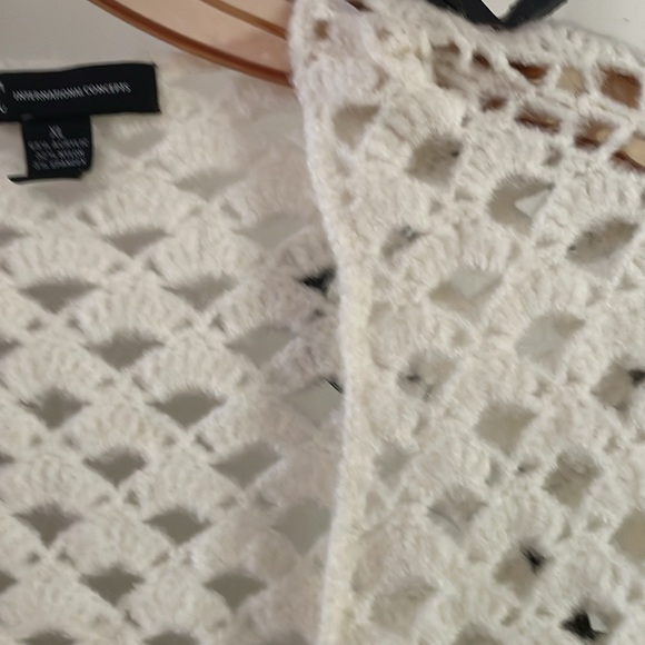 Crocheted Capelet Shawl with Tie Ivory - Picture 4 of 7